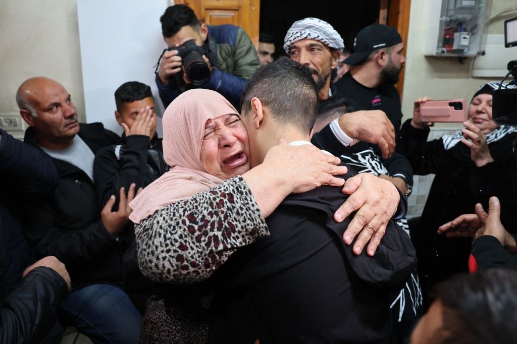 بالصور والفيديو- اللحظات الأولى لتحرير 30 أسيراً فلسطينيّاً من السجون الإسرائيلية