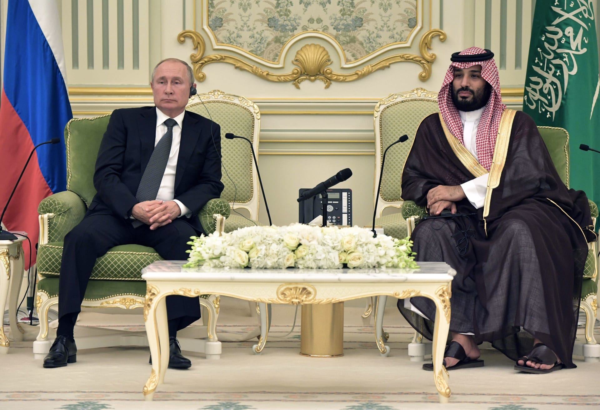 بالفيديو - بن سلمان يُصحّح لمترجم بوتين: السعودية لم تكن مستعمرة من قبل