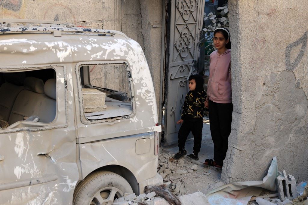 معارك عنيفة في غزّة وقصف إسرائيلي متواصل... "حماس" لن تُفرِج عن رهائن "من دون تفاوض"