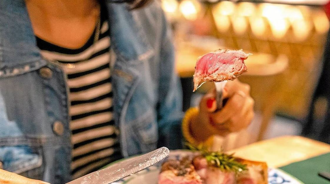 لماذا عليك التوقّف عن تناول اللحوم مساءً؟