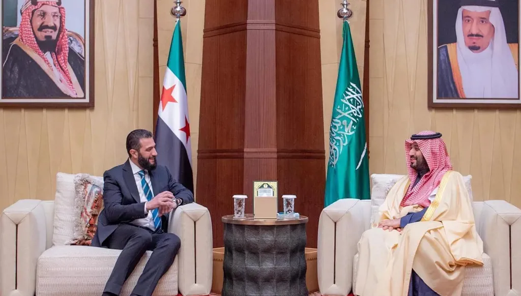 الشرع يؤكد لولي العهد السعودي إدانته لمحاولة استهداف المنشآت البترولية بالمملكة