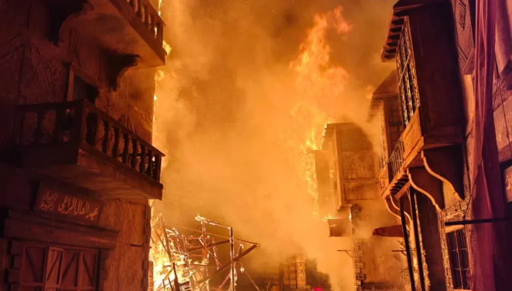 بالصور والفيديو- حريق متعمد يلتهم مدينة تصوير مسلسل "النويلاتي" في سوريا