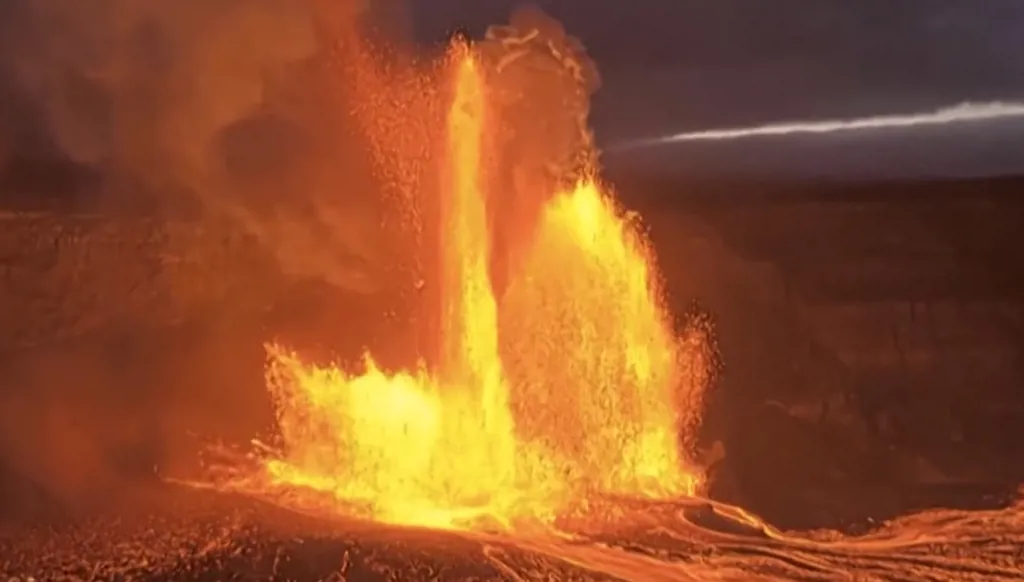 بالفيديو- نوافير حمم جديدة... ثوران بركان كيلاويا في هاواي!