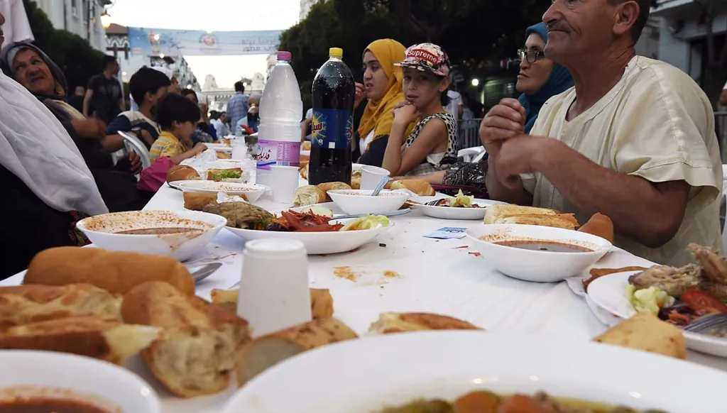 رمضان في الجزائر... موائد الخير باقية لكن الإفطارات "الدليفري" تتوسّع
