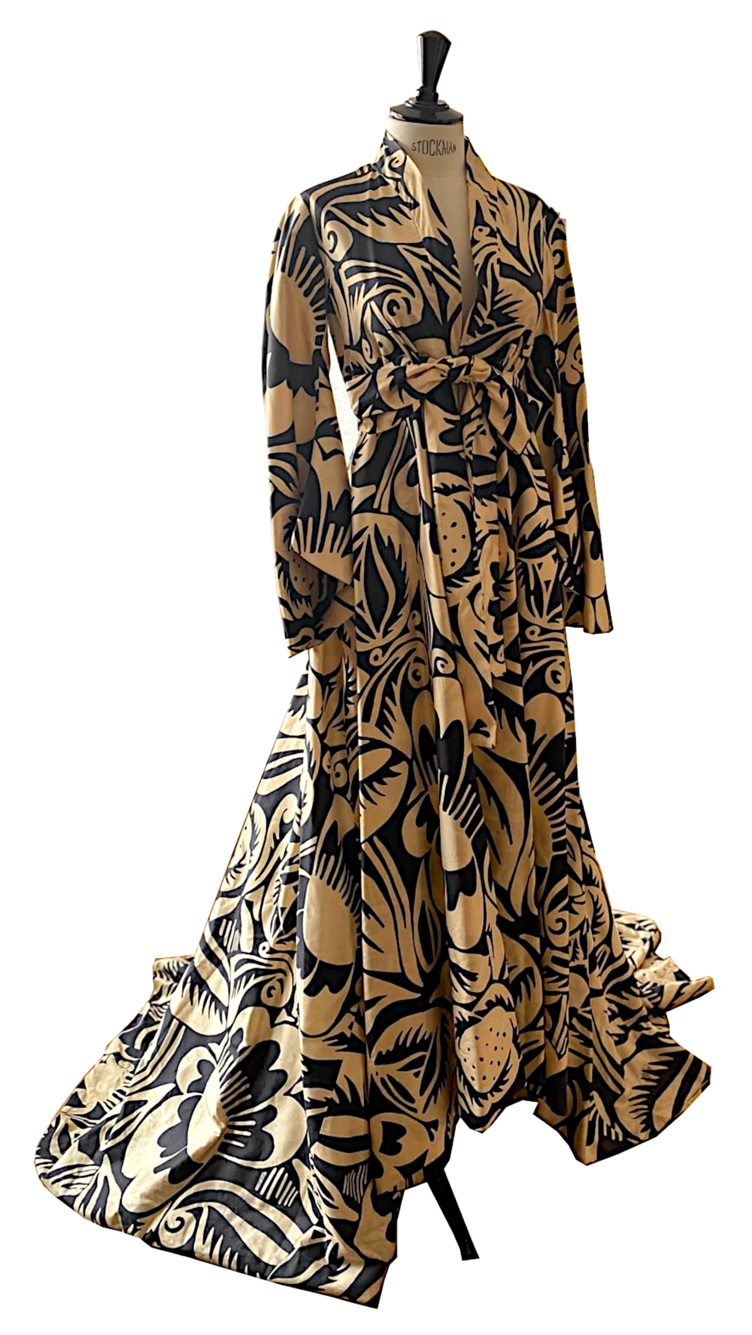 فستان طويل من الحرير لعروض الأوبرا.