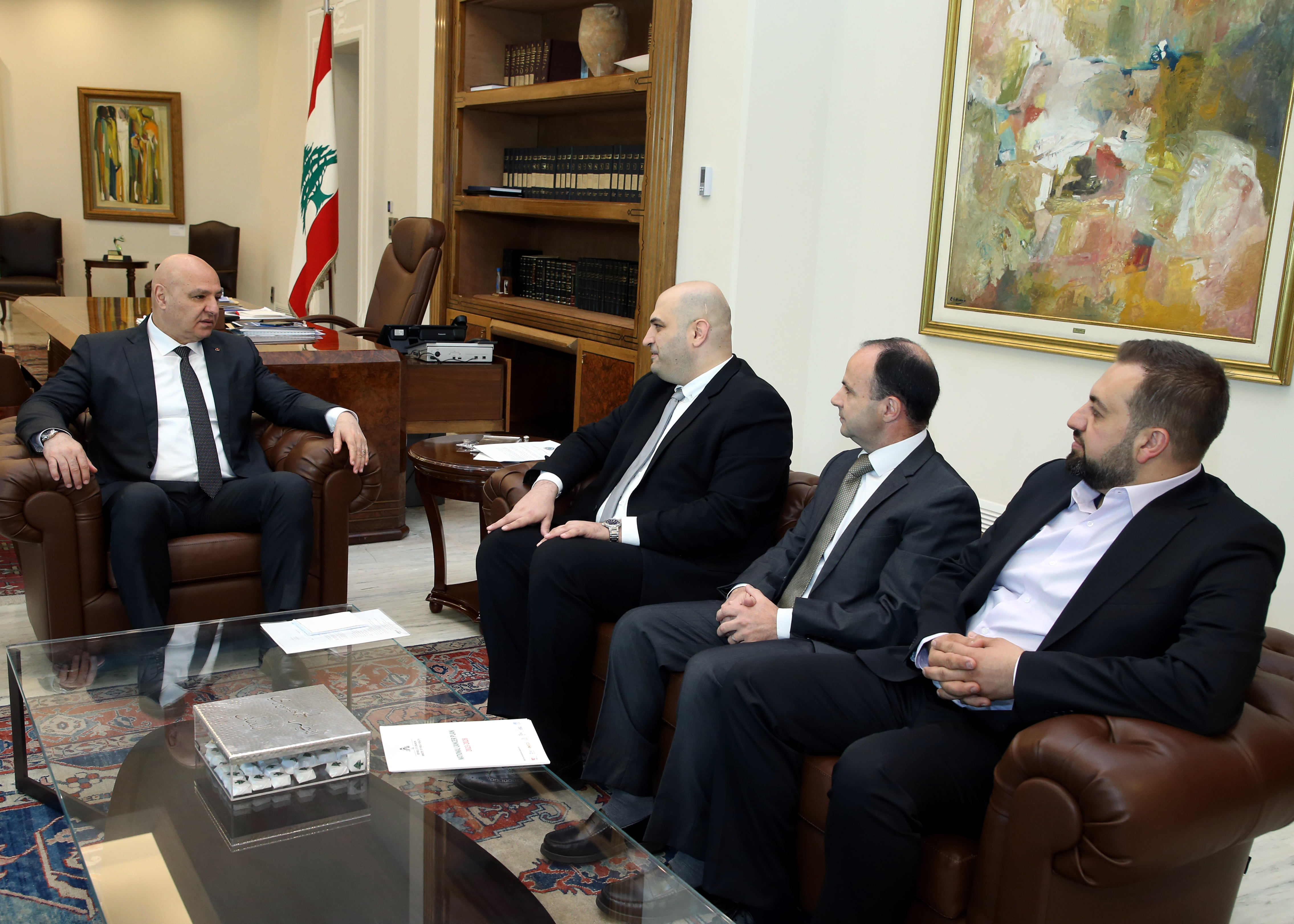 عون مستقبلاً وزير الصحة الدكتور ركان ناصر الدين (حساب الرئاسة في إكس).