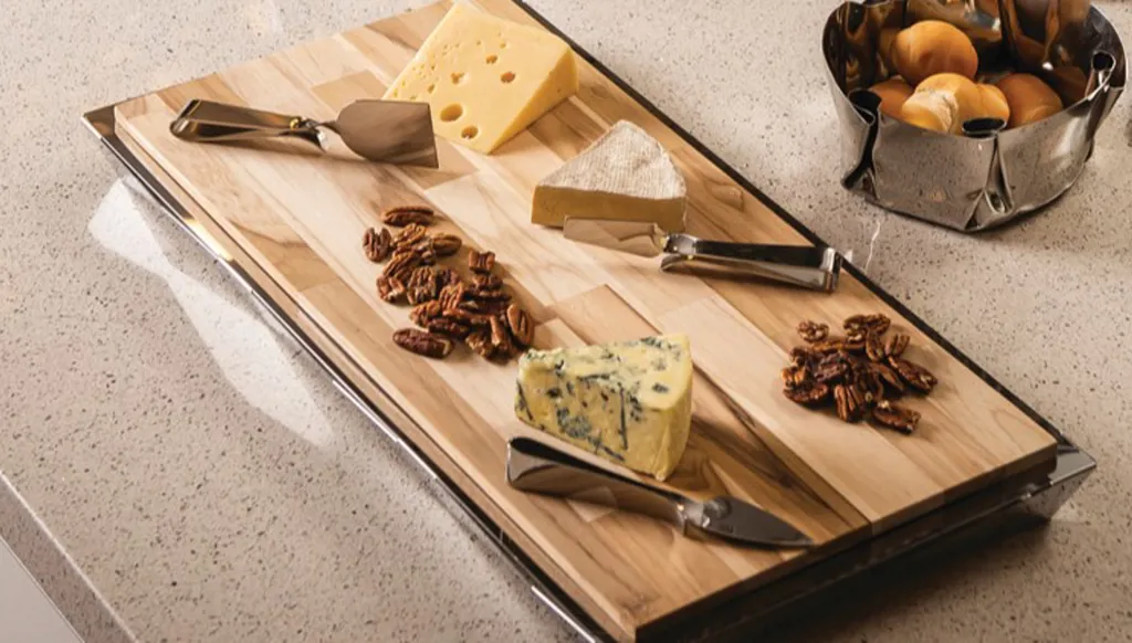 	طبق الجبنة والنبيذ