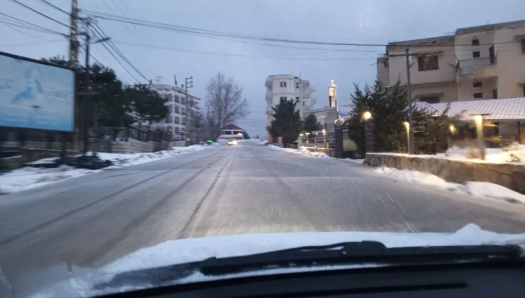 المنخفض الجوّي "آدم" باق في لبنان حتّى يوم الثلاثاء... الثلوج تلامس الـ400 متر  مع دخول الكتلة الأشدّ برودة