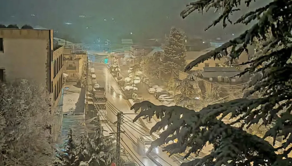 المنخفض الجوي "آدم"... لبنان يزدان بالأبيض والجليد يعطّل حركة الطرق (صور وفيديو)