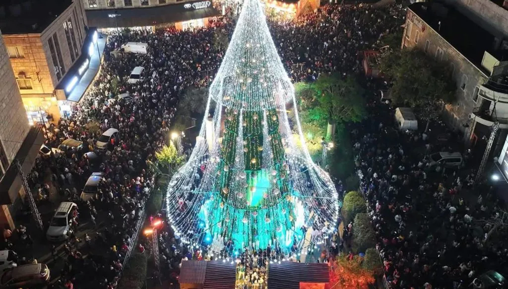 التعاطف الإنساني يخرق جدار الدين... شجرة الميلاد نموذجاً