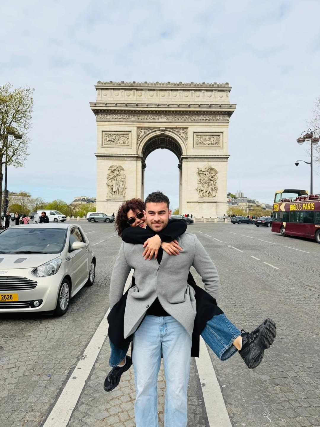 كاريس بشار مع ابنها مجد في باريس (انستغرام)