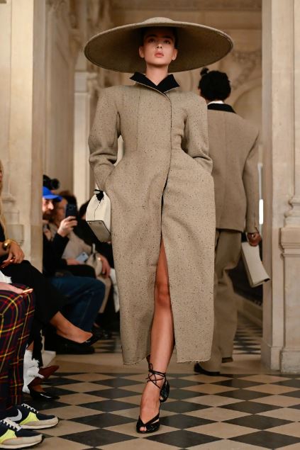 عرض جاكيموس في أسبوع الموضة للأزياء الجاهزة لخريف وشتاء 2026 في باريس (موقع WWD الإلكتروني)