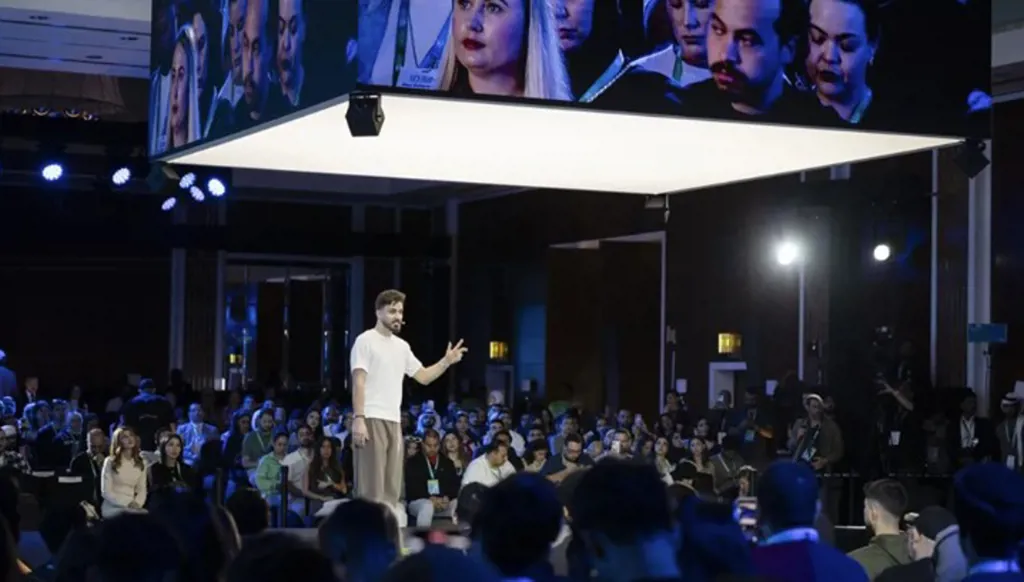 سلّط صانع المحتوى أسامة مروة، الضوء على مقاربة عملية للتعامل مع أحد أكثر السيناريوهات تحدياً في عالم المنصات الرقمية، يتمثل في فقدان الجمهور الرقمي بالكامل، مستعرضاً كيفية إعادة بناء الحضور الرقمي واتخاذ قرارات واعية في بيئة تتّسم بتغيّر الخوارزميات وتسارع التحولات.