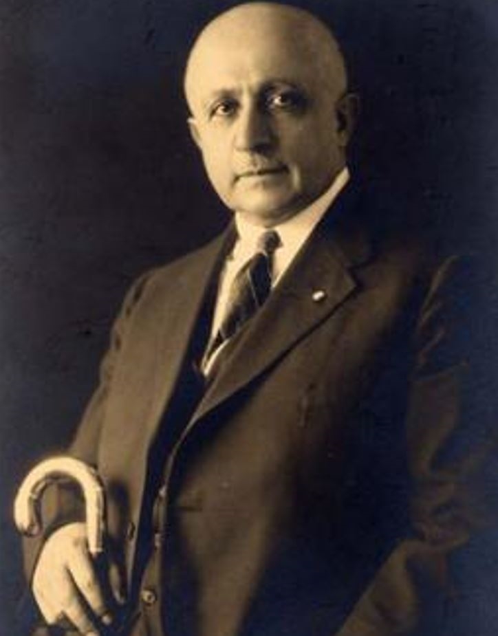 نعوم مكرزل، مشجِّعُها الأَول ومُطْلقُ شهرتها.