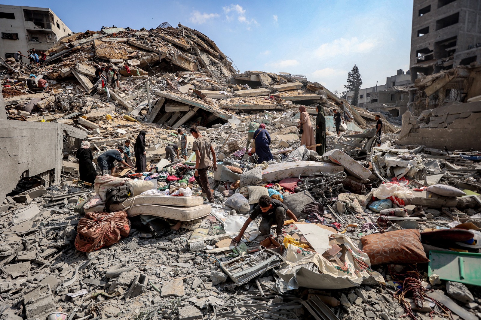 فلسطينيون في غزة (أ ف ب)