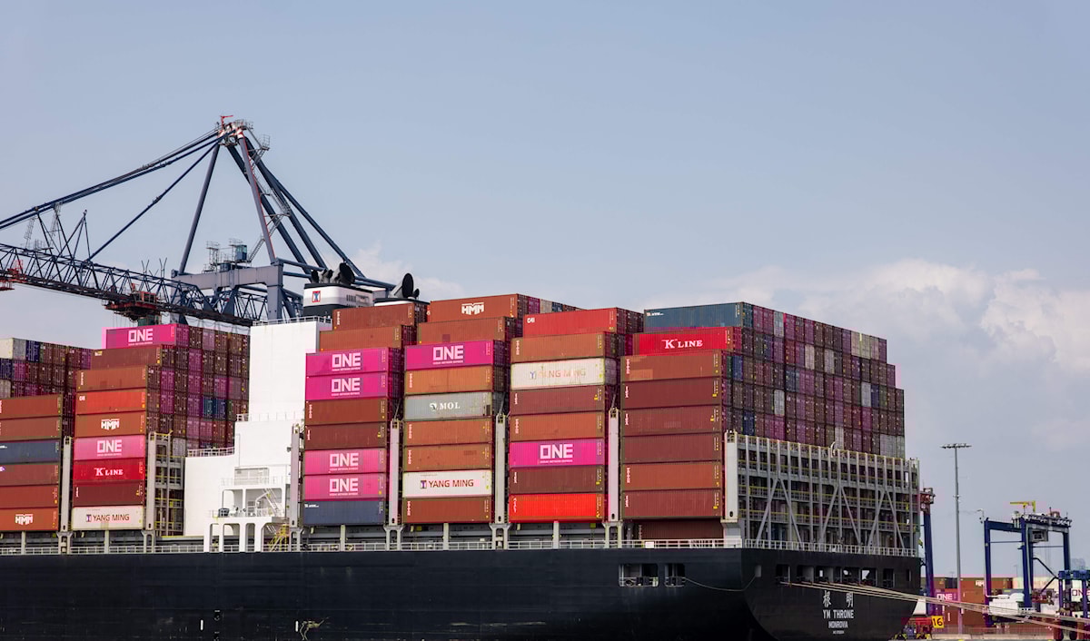 حاويات داخل مرفأ (أ ف ب).