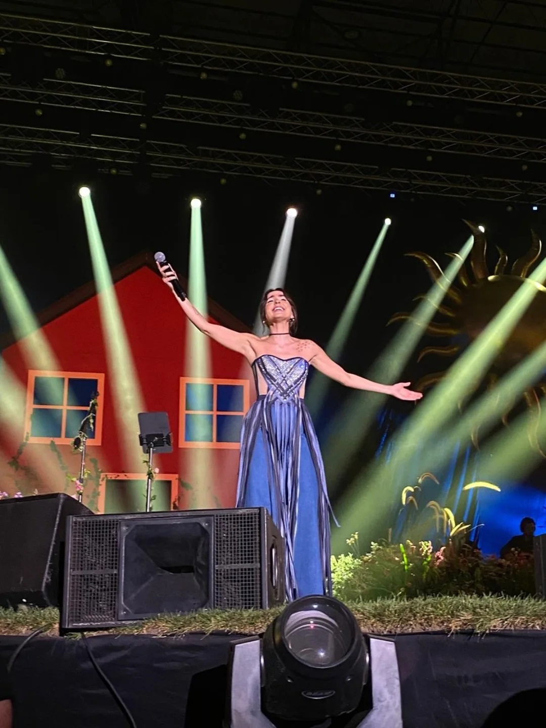 ماريلين نعمان تتألّق بالجينز على مسرح واجهة بيوت البحرية (إنستغرام)