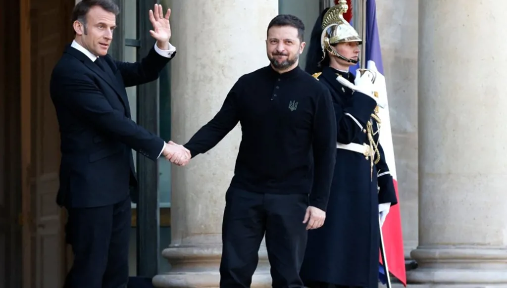 ماكرون: من المبكر جداً الحديث عن رفع العقوبات المفروضة على موسكو