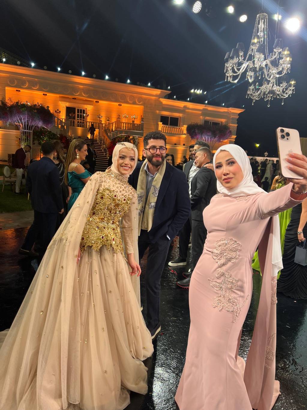 عبير الصغير في خطوبتها مع المدعوين (إنستغرام)
