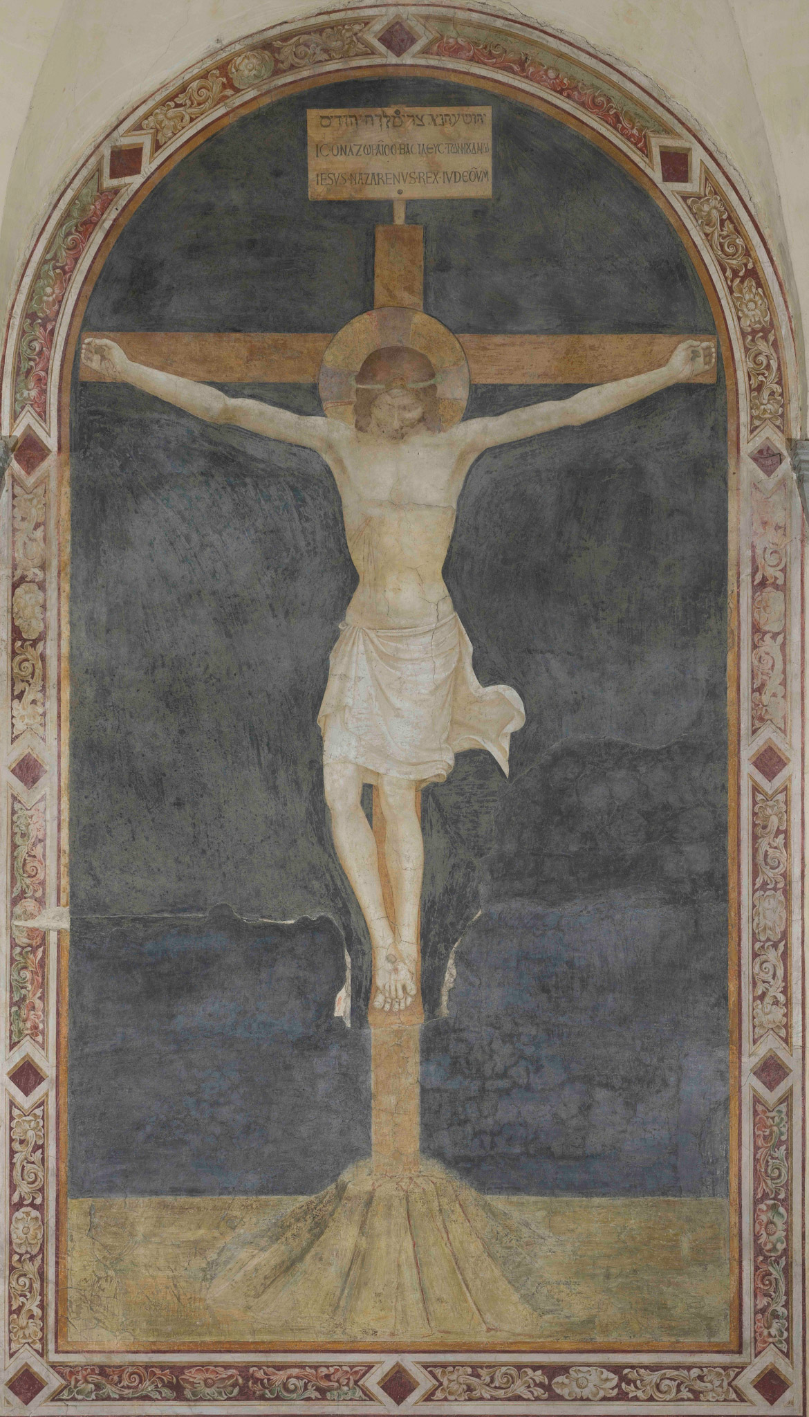 جدارية المسيح المصلوب قبل الترميم.