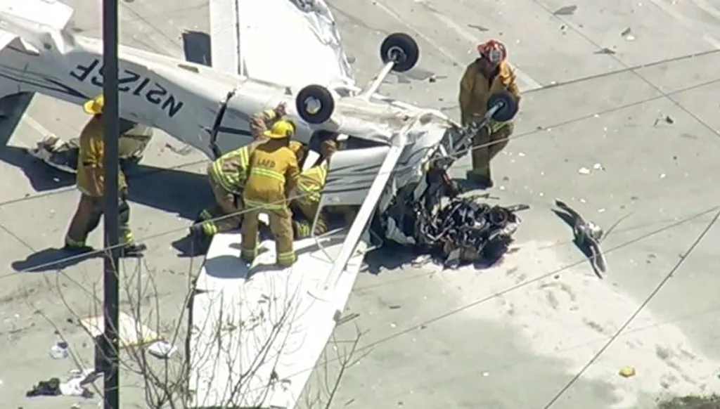 في كاليفورنيا... تحطم طائرة في موقف سيارات (فيديو)