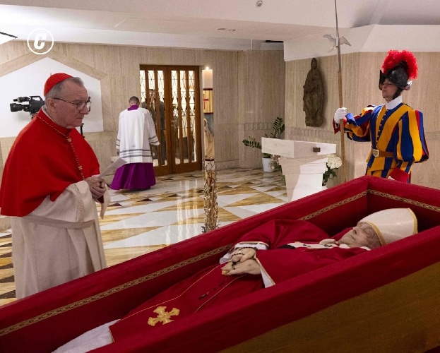 البابا فرنسيس مسجى في نعشه (وكالة إيطالية: ragusanews).