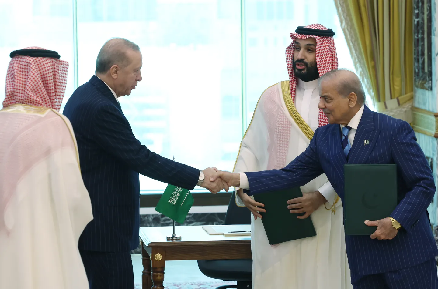 خلال توقيع اتفاقية مكة للدفاع المشترك (أرشيفية).