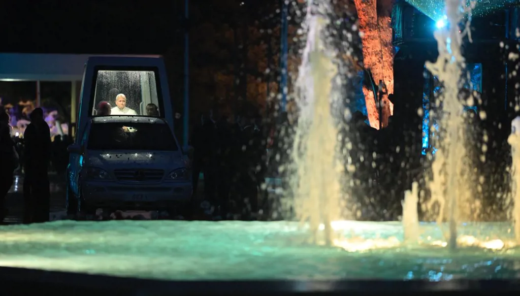 بالصور – أضواء الليزر والزيتون تستقبلان البابا لاوون في بعبدا