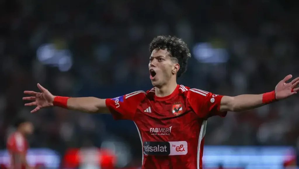 إمام عاشور يبكي أثناء عزف النشيد الوطني المصري ويأسر قلوب الجماهير (فيديو)