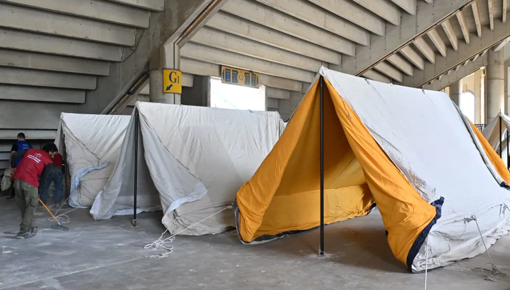 بالصور- المدينة الرياضية في بيروت تتحضّر لاستقبال النازحين