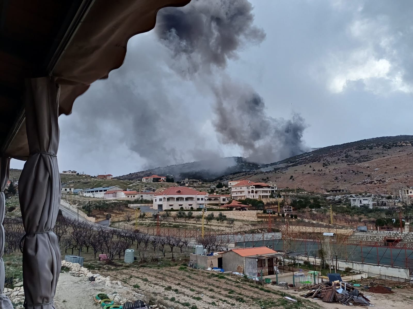 غارات شرقي لبنان (إكس).