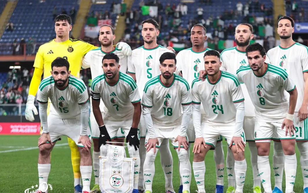 لاعبو الجزائر. 