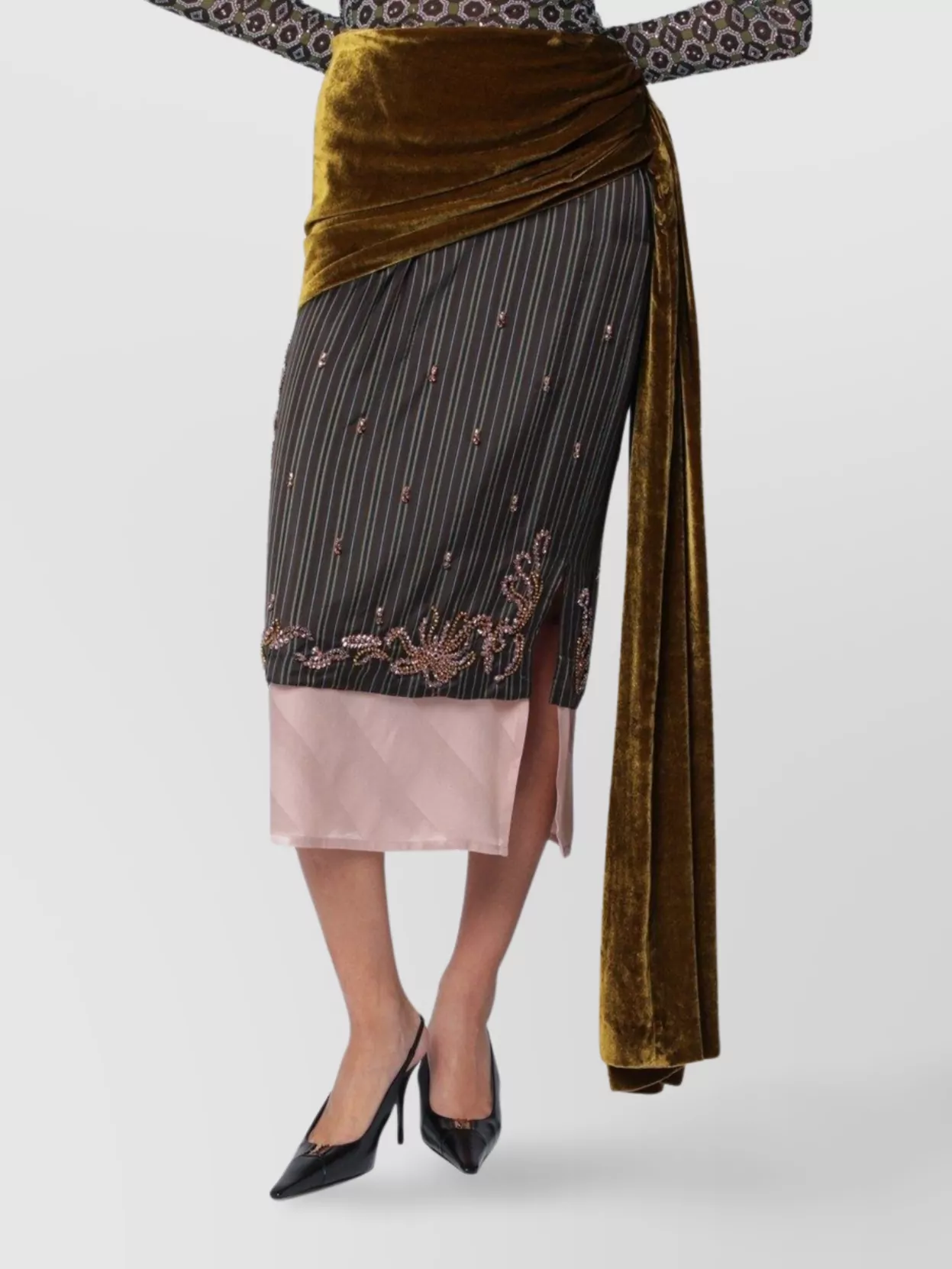 التنورة التي ارتدتها الملكة رانيا من دار Dries Van Noten (غوغل).