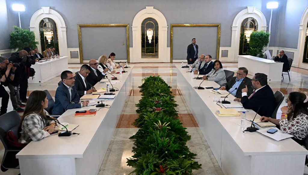 المعارضة الفنزويلية تتعهد بالعمل للإفراج عن "المساجين السياسيين"