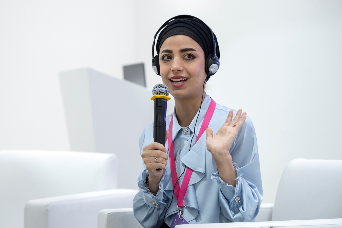 المؤلفة والرسامة براء العاوور. (هيئة الشارقة للكتاب)