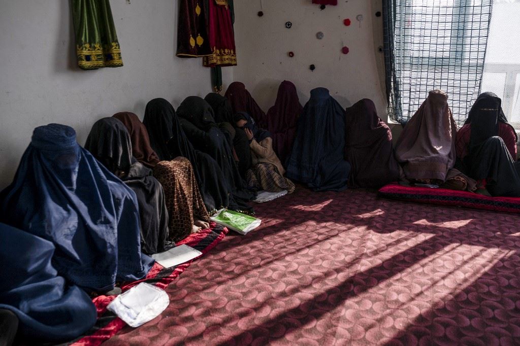 توقيف نساء في أفغانستان لعدم وضعهن الحجاب