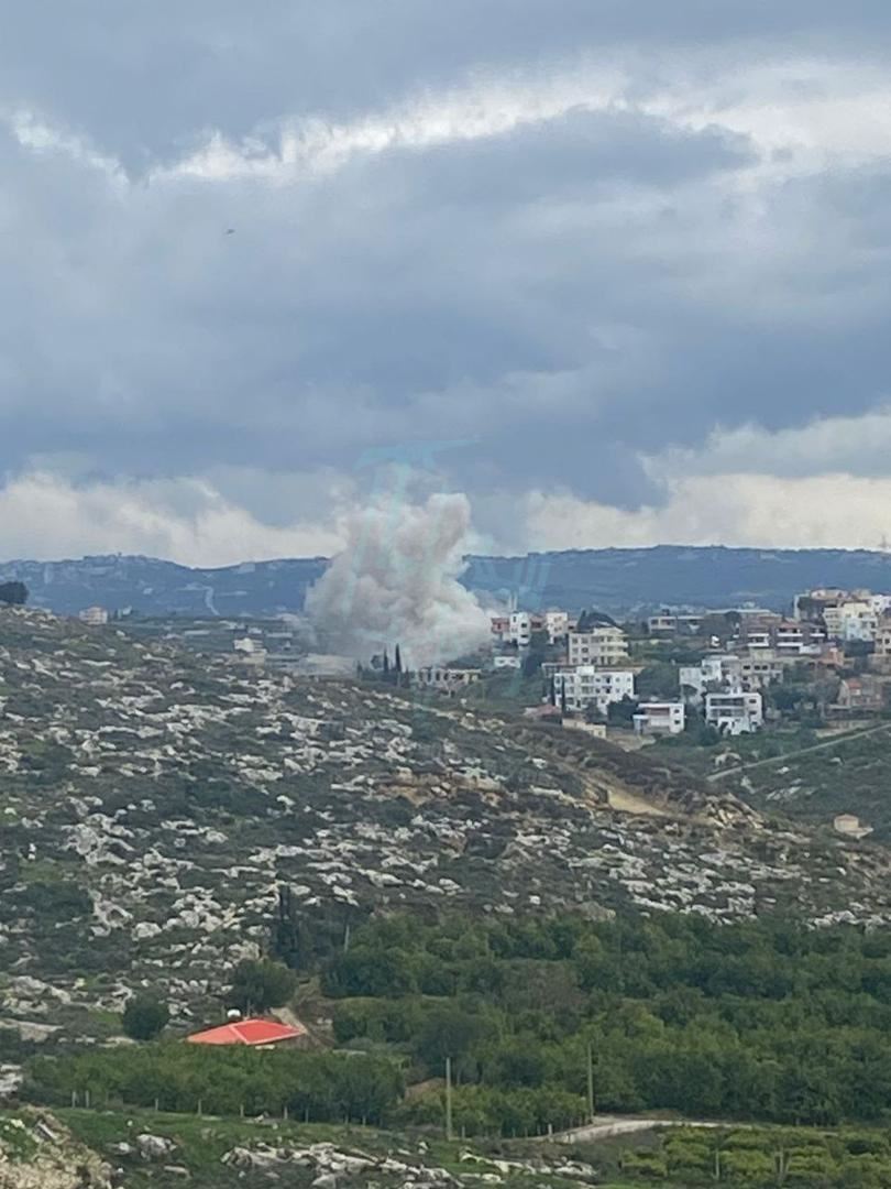 بالفيديو- غارة إسرائيلية تستهدف جبل حانين بين بلدتَي طيردبا والبازورية