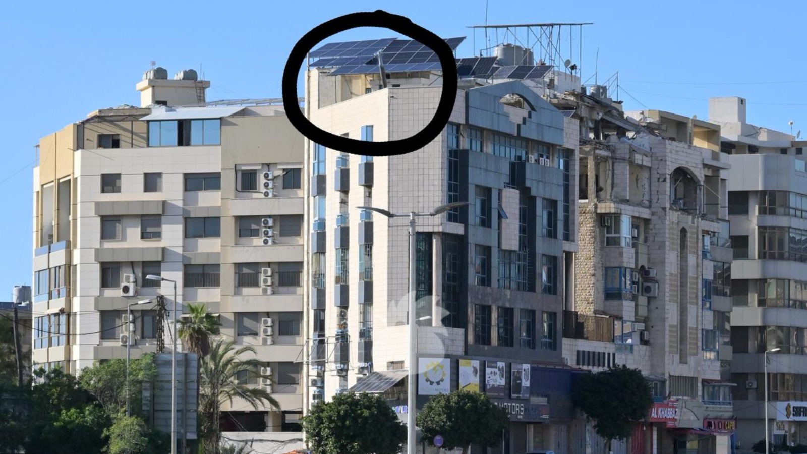 الغارة الإسرائيلية على المبنى المهدد في الغبيري (نبيل اسماعيل).