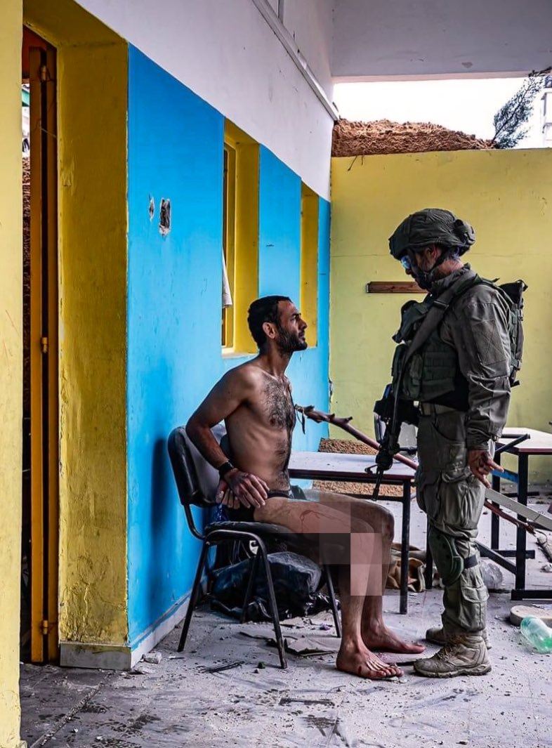 صورة تلخّص الوحشيّة... "هذا ابن غزة شامخاً مرفوع الرأس"