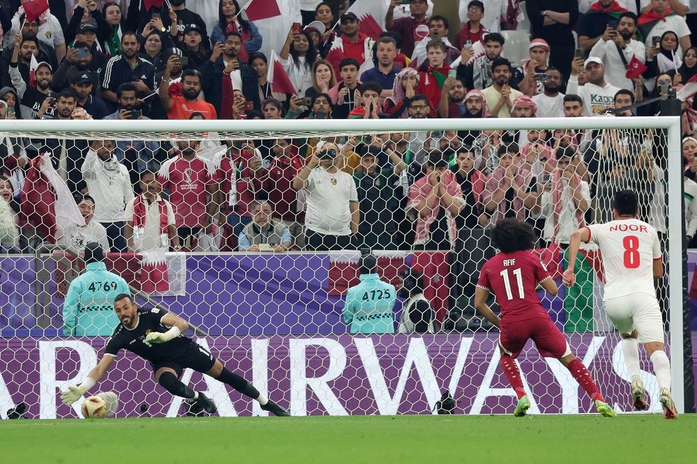 أكرم عفيف يسجّل هدف التقدم لقطر (فيديو)