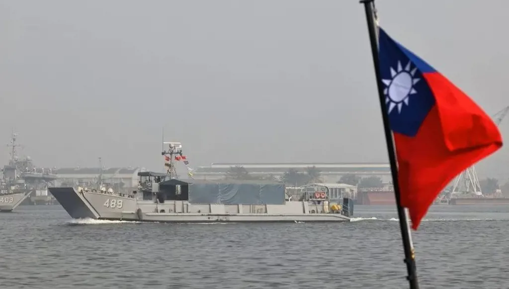 الدفاع التايوانية: 35 طائرة صينية عبرت المضيق خلال 24 ساعة