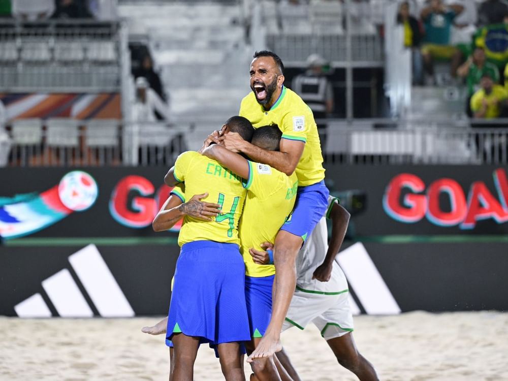البرازيل تفوز بصعوبة على عمان في مونديال الشاطئية