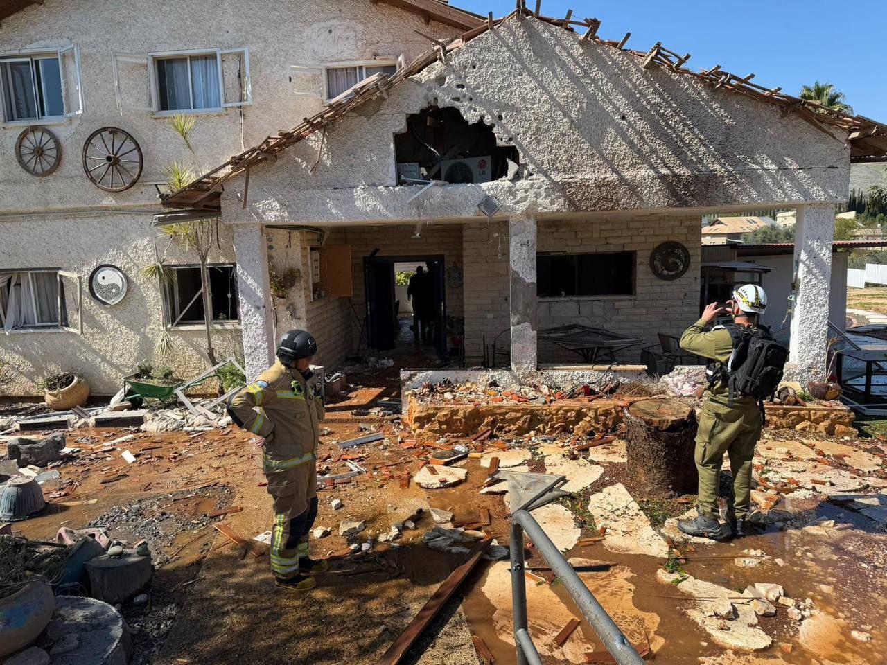 تضرر مبنى في الجليل- إسرائيل (إكس).