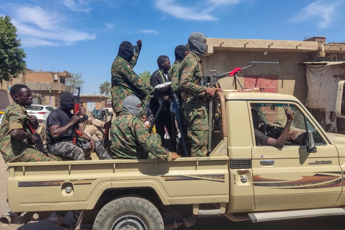 مسلّحون على متن شاحنات في شرق السودان (أ ف ب).