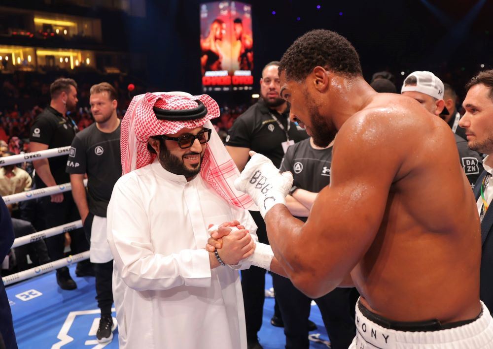 أمسية تاريخية في السعودية... جوشوا يحسم "الضربة القاضية" (فيديو وصور)