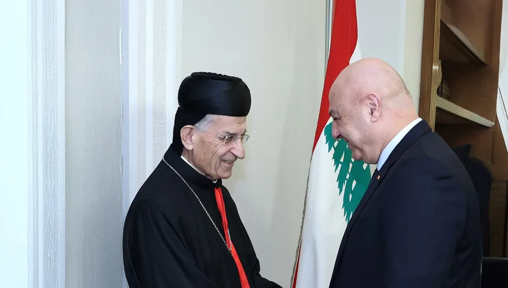 مزيد من الجهود لتعزيز فرصة التفاوض... فتح الطريق الأميركية لزيارة قائد الجيش