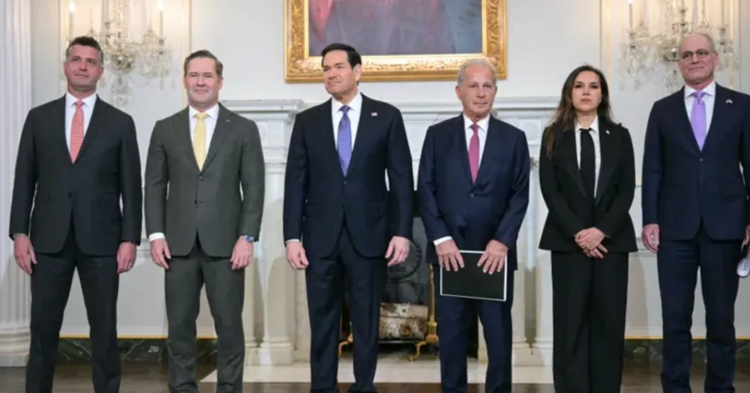 الوفدان اللبناني والإسرائيلي مع الوفد الاميركي في وزارة الخارجية الأميركية في واشنطن. (الخارجية الأميركية)