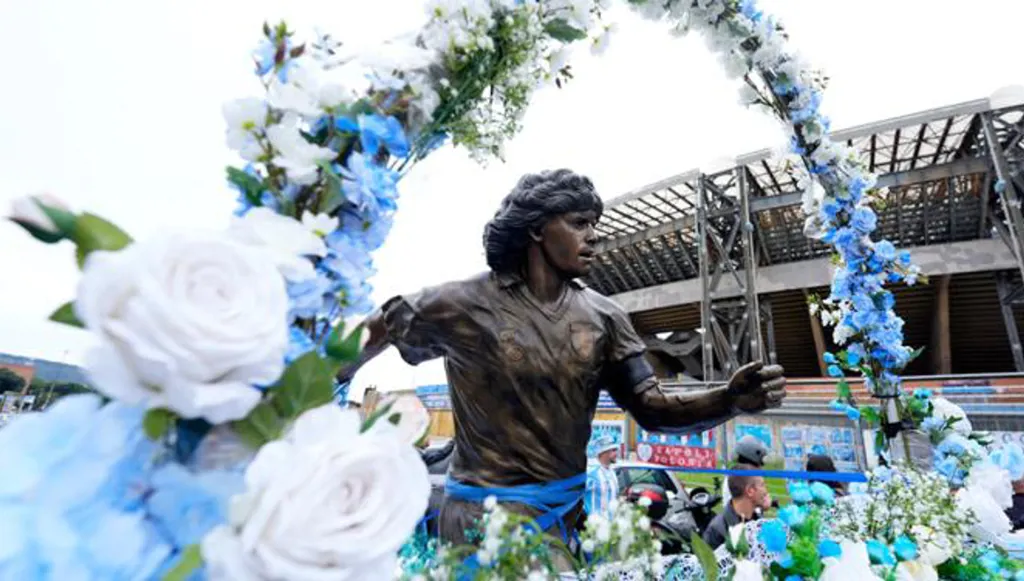 "روح دييغو حية بيننا"... تمثال مارادونا يخرج في جولة استثنائية (صور)