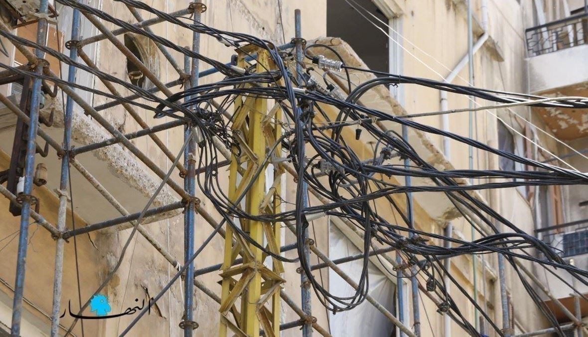 ريبة لدى الأهالي في زحلة... خطوط اتصالات "غير شرعية" "تغزو" أعمدة الكهرباء! (فيديو)