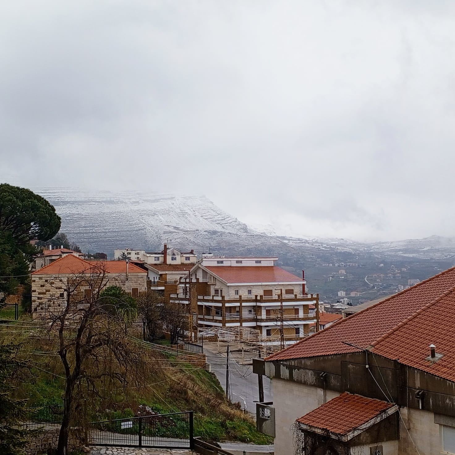 المنخفض الجوي ينحسر تدريجياً بعد ظهر غد وآخر في طريقه إلينا الخميس